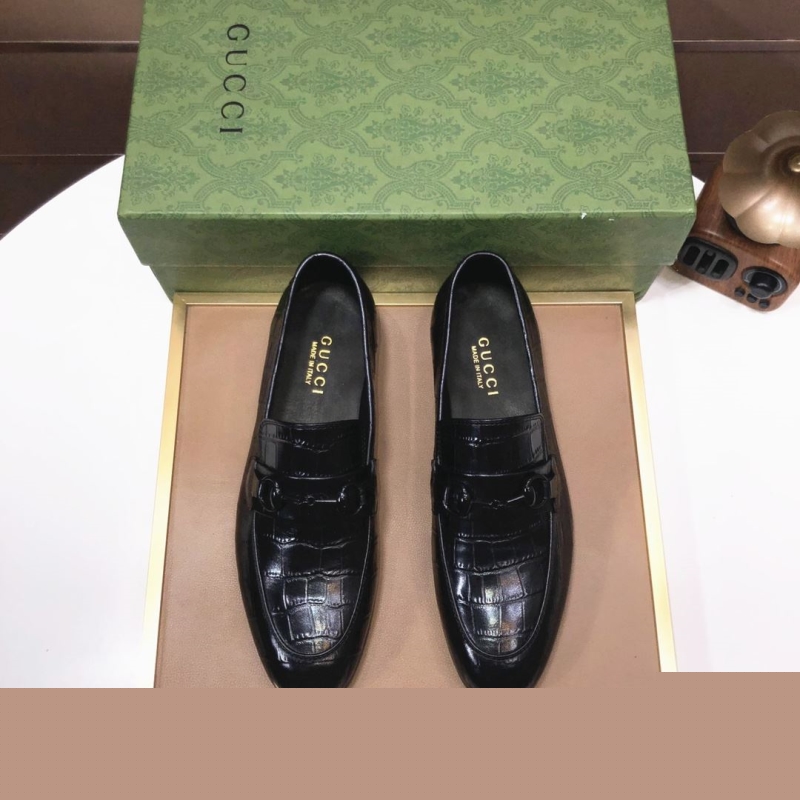 G*u*i leather shoes